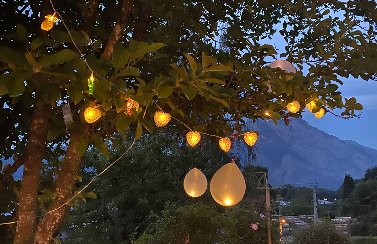 Unsere-Hochzeit-in-Gmunden-Standesamt-Schloss-Orth-lichterketten