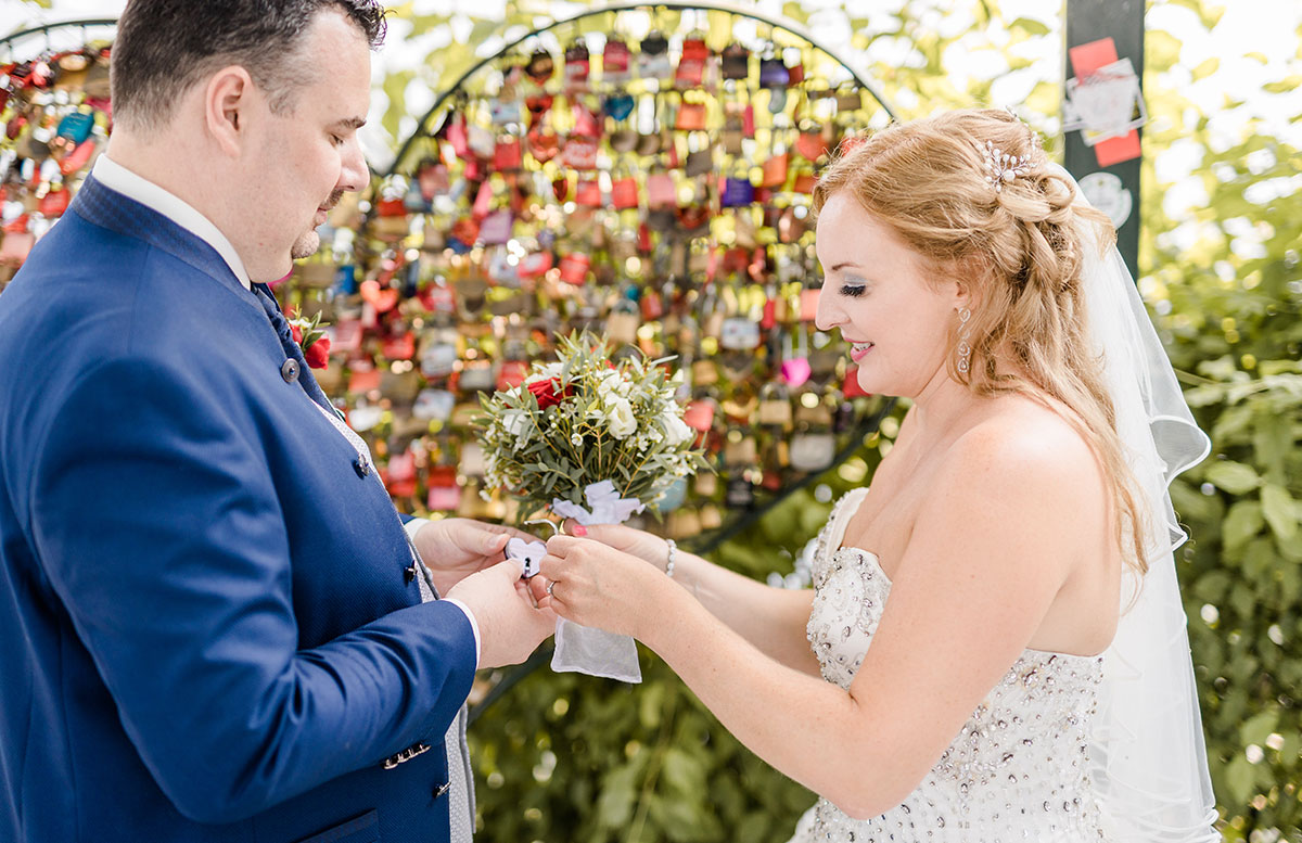 Unsere-Hochzeit-in-Gmunden-Standesamt-Schloss-Orth-liebesschloss