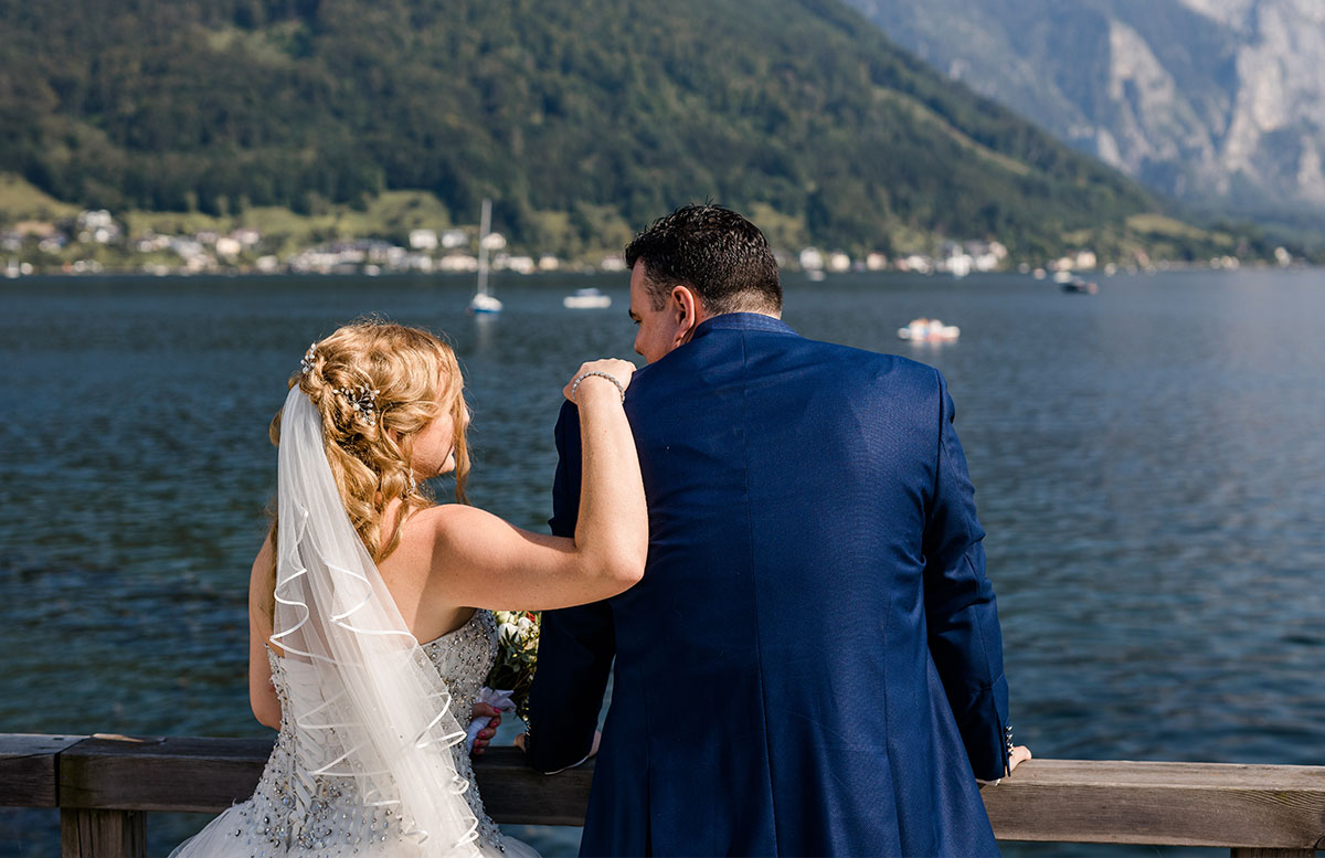 Unsere-Hochzeit-in-Gmunden-Standesamt-Schloss-Orth--paar-blick-am-traunsee