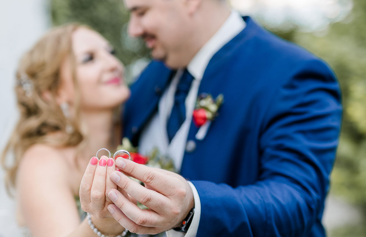 Unsere-Hochzeit-in-Gmunden-Standesamt-Schloss-Orth-ringe-haltend