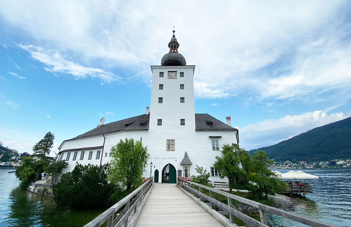 Unsere-Hochzeit-in-Gmunden-Standesamt-Schloss-Orth-schloss-orth-vorne