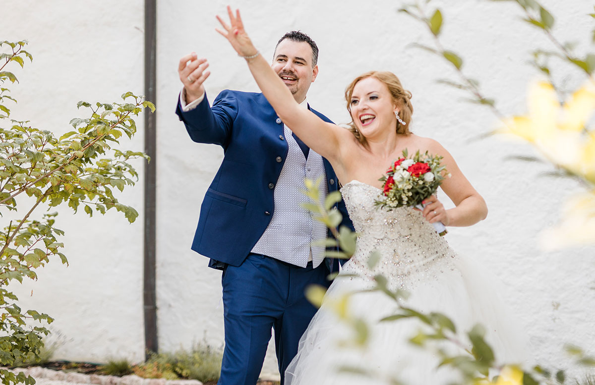 Unsere-Hochzeit-in-Gmunden-Standesamt-Schloss-Orth-schlüssel-werfen