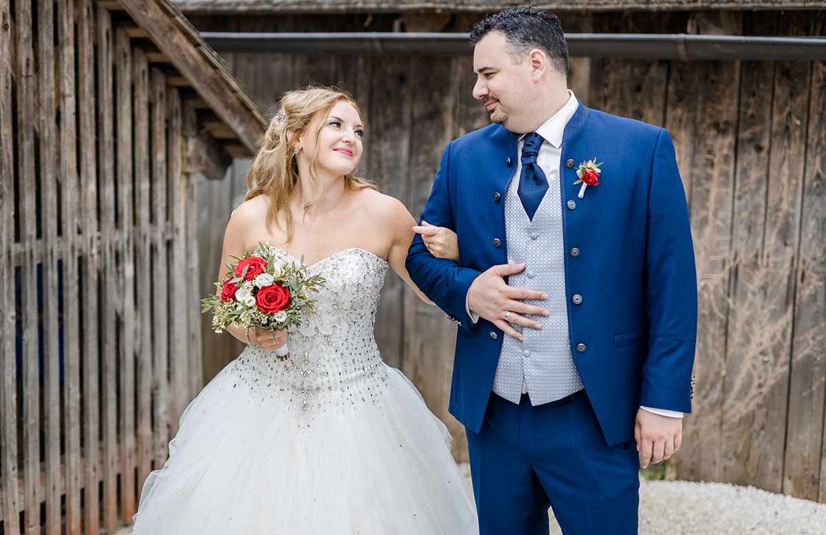 Unsere-Hochzeit-in-Gmunden-Standesamt-Schloss-Orth-tief-in-die-augen