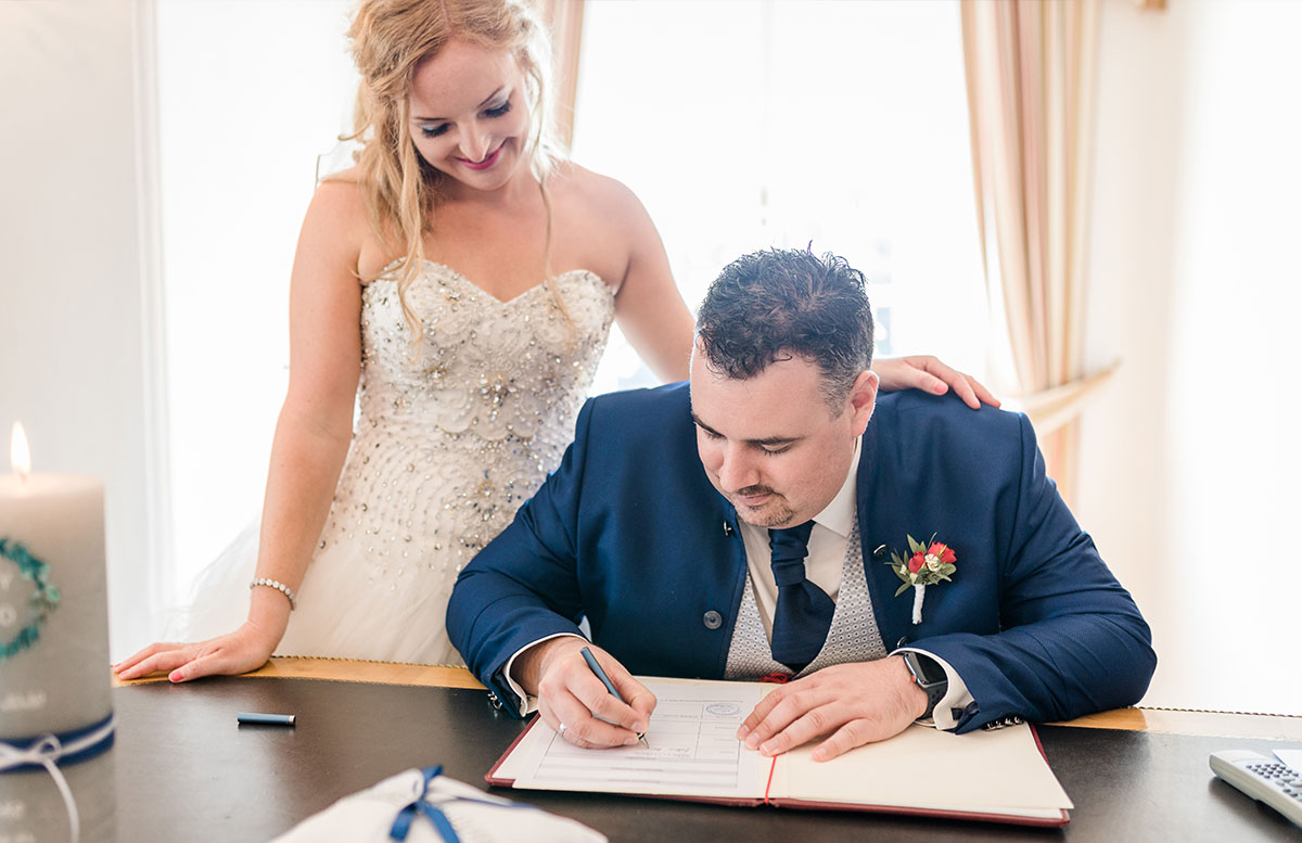 Unsere-Hochzeit-in-Gmunden-Standesamt-Schloss-Orth-unterschrift