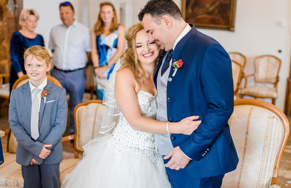 Unsere-Hochzeit-in-Gmunden-Standesamt-Schloss-Orth-verheiratet
