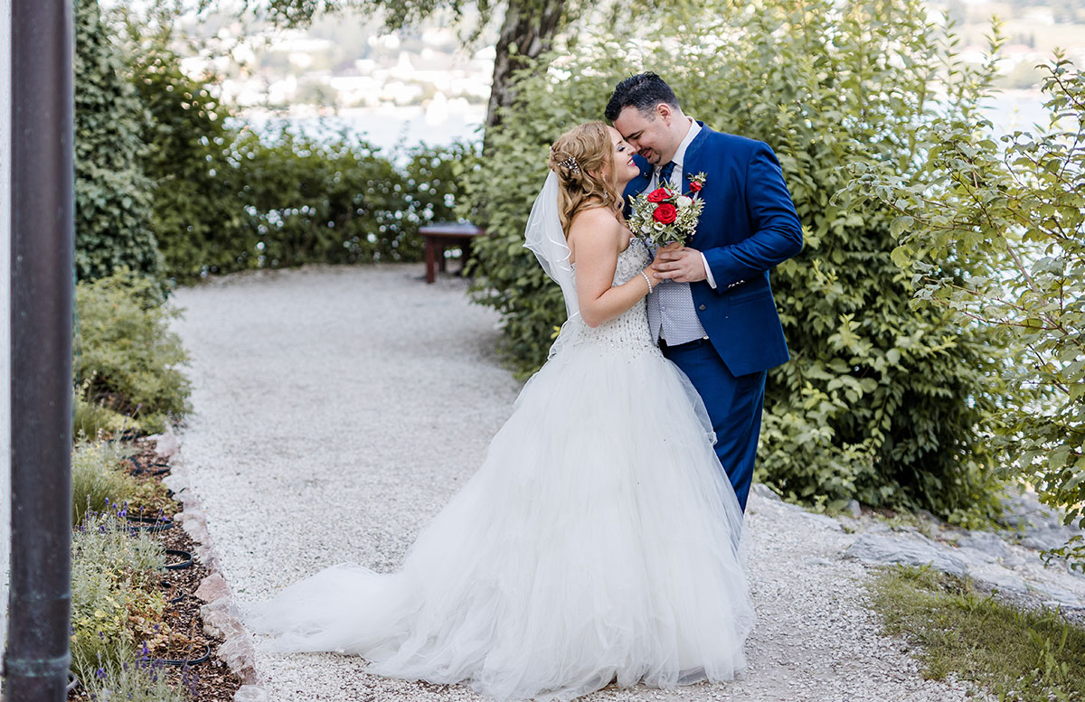 Unsere-Hochzeit-in-Gmunden-Standesamt-Schloss-Orth-verliebt