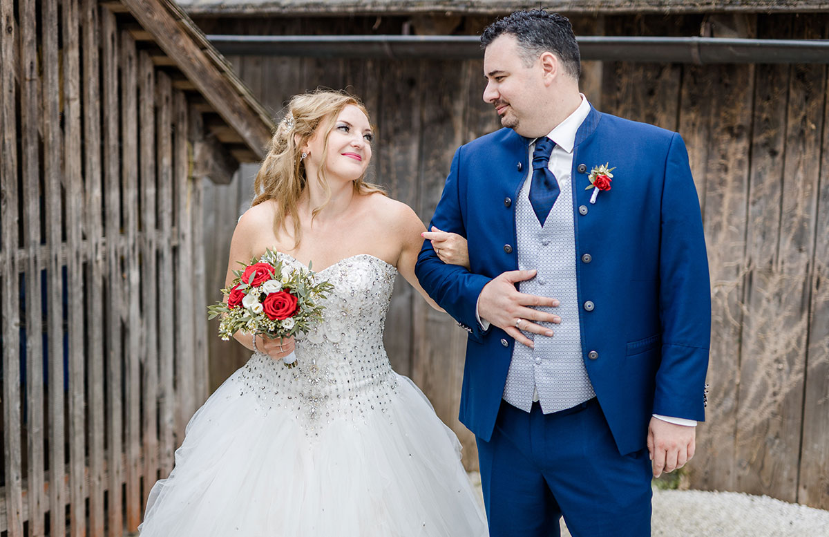 Unsere-Hochzeit-in-Gmunden-Standesamt-Schloss-Orth-verliebter-blick