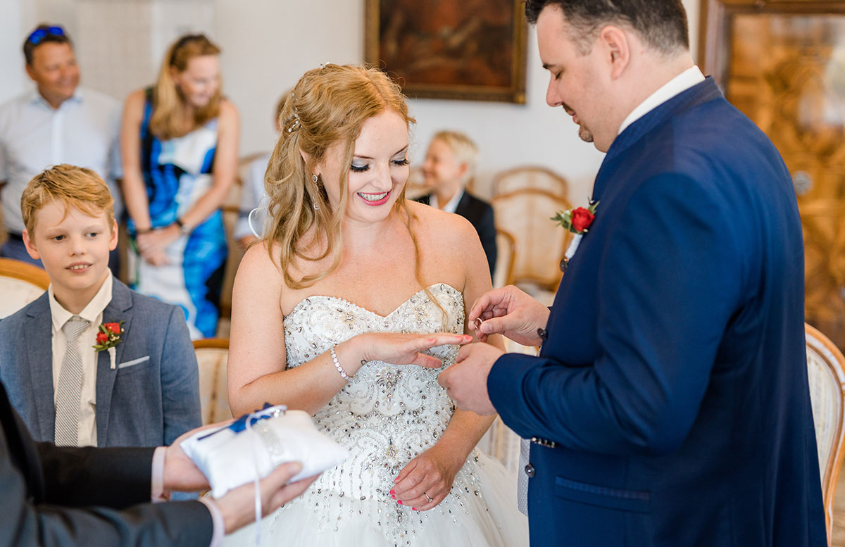 Unsere-Hochzeit-in-Gmunden-Standesamt-Schloss-Orth-vicky-ring