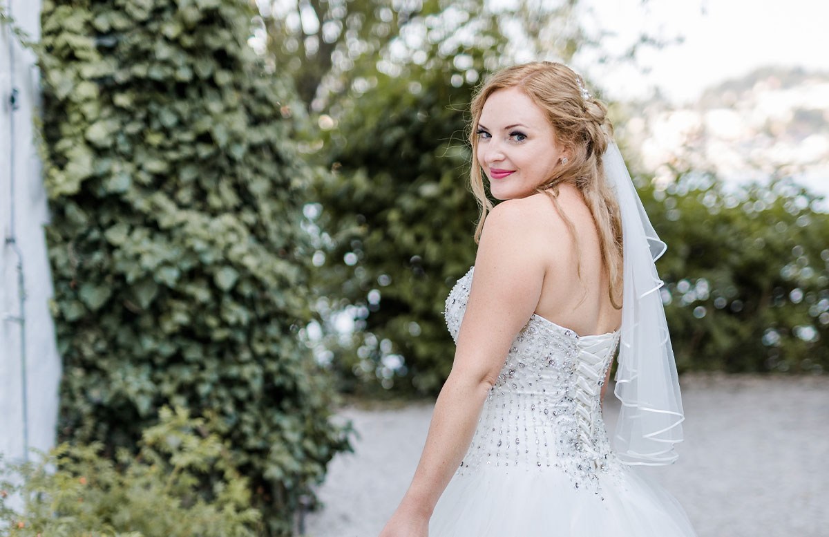 Unsere-Hochzeit-in-Gmunden-Standesamt-Schloss-Orth-vicky-vor-dem-schloss