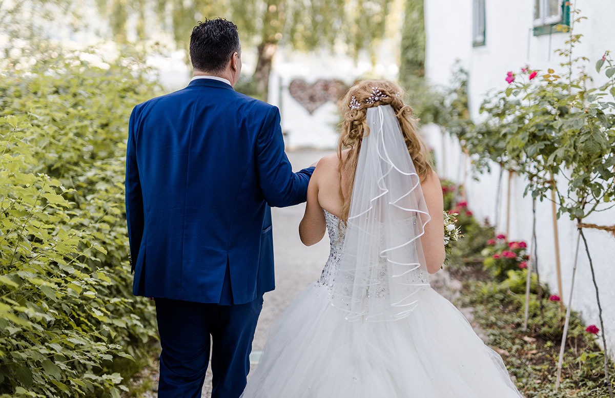 Unsere-Hochzeit-in-Gmunden-Standesamt-Schloss-Orth-von-hinten