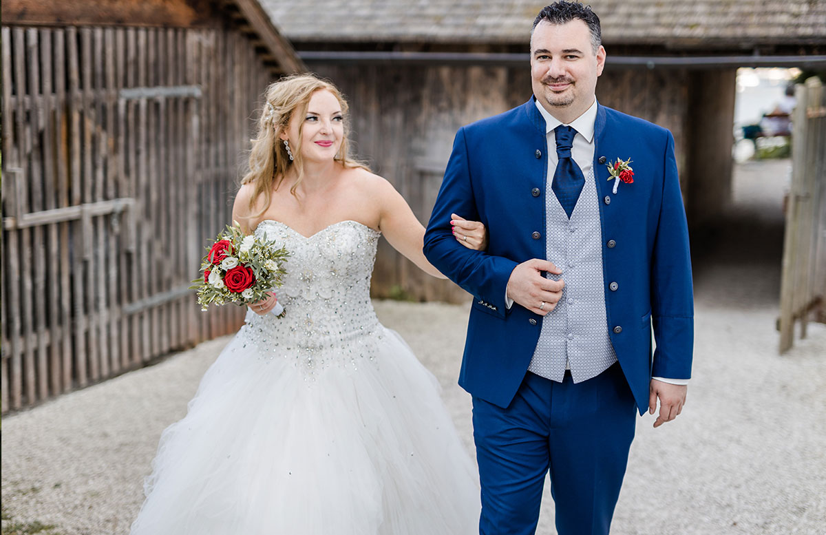 Unsere-Hochzeit-in-Gmunden-Standesamt-Schloss-Orth-weg-richtung-schloss