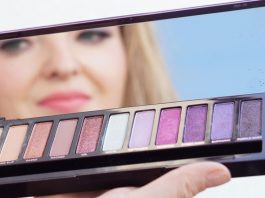 Urban-Decay-NAKED-Ultraviolet-Eyeshadow-Palette-spiegel-blick