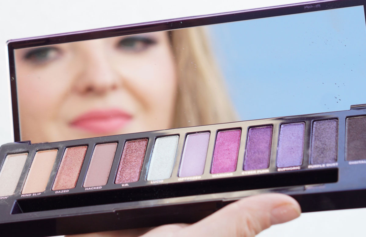 Urban-Decay-NAKED-Ultraviolet-Eyeshadow-Palette-spiegel-blick