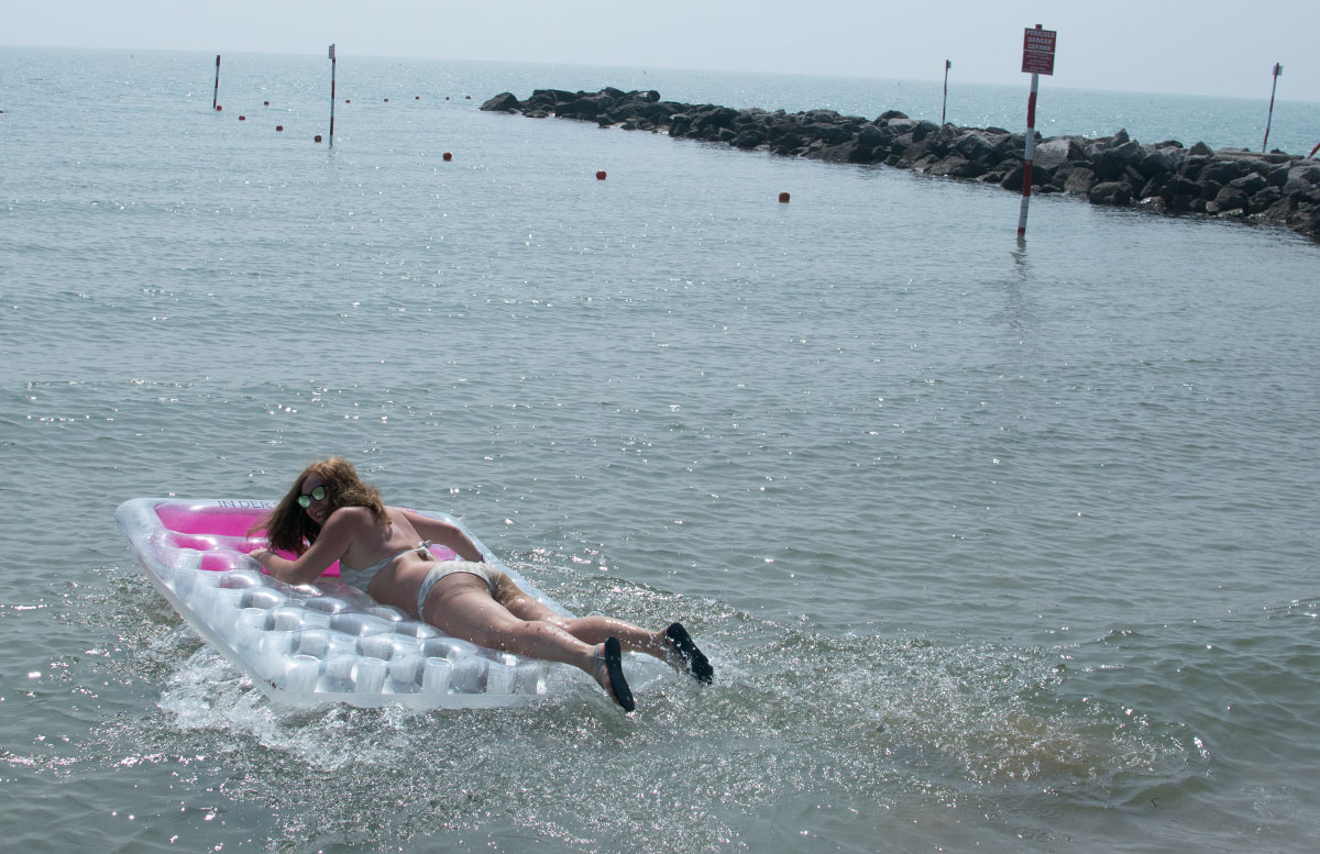 Urlaub-in-Lignano-Hotel-Meridianus-vicky-auf-luftmatratze