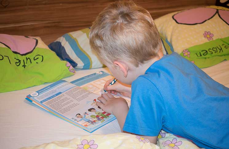 Vorbereitungen-für-die-Schule-mit-Stabilo-lenny-übt-am-bett