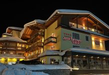 Skiurlaub im Walchhofers Familienhotel Zauchenseehof Walchhofers-Familienhotel-Zauchenseehof-hotel-bei-nacht