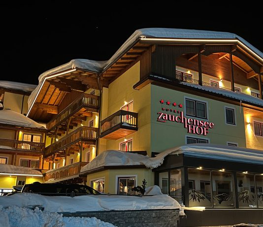 Skiurlaub im Walchhofers Familienhotel Zauchenseehof Walchhofers-Familienhotel-Zauchenseehof-hotel-bei-nacht