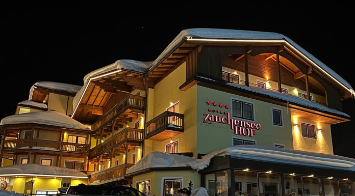 Skiurlaub im Walchhofers Familienhotel Zauchenseehof Walchhofers-Familienhotel-Zauchenseehof-hotel-bei-nacht