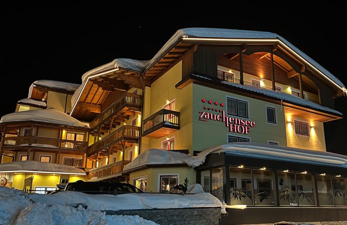 Skiurlaub im Walchhofers Familienhotel Zauchenseehof Walchhofers-Familienhotel-Zauchenseehof-hotel-bei-nacht