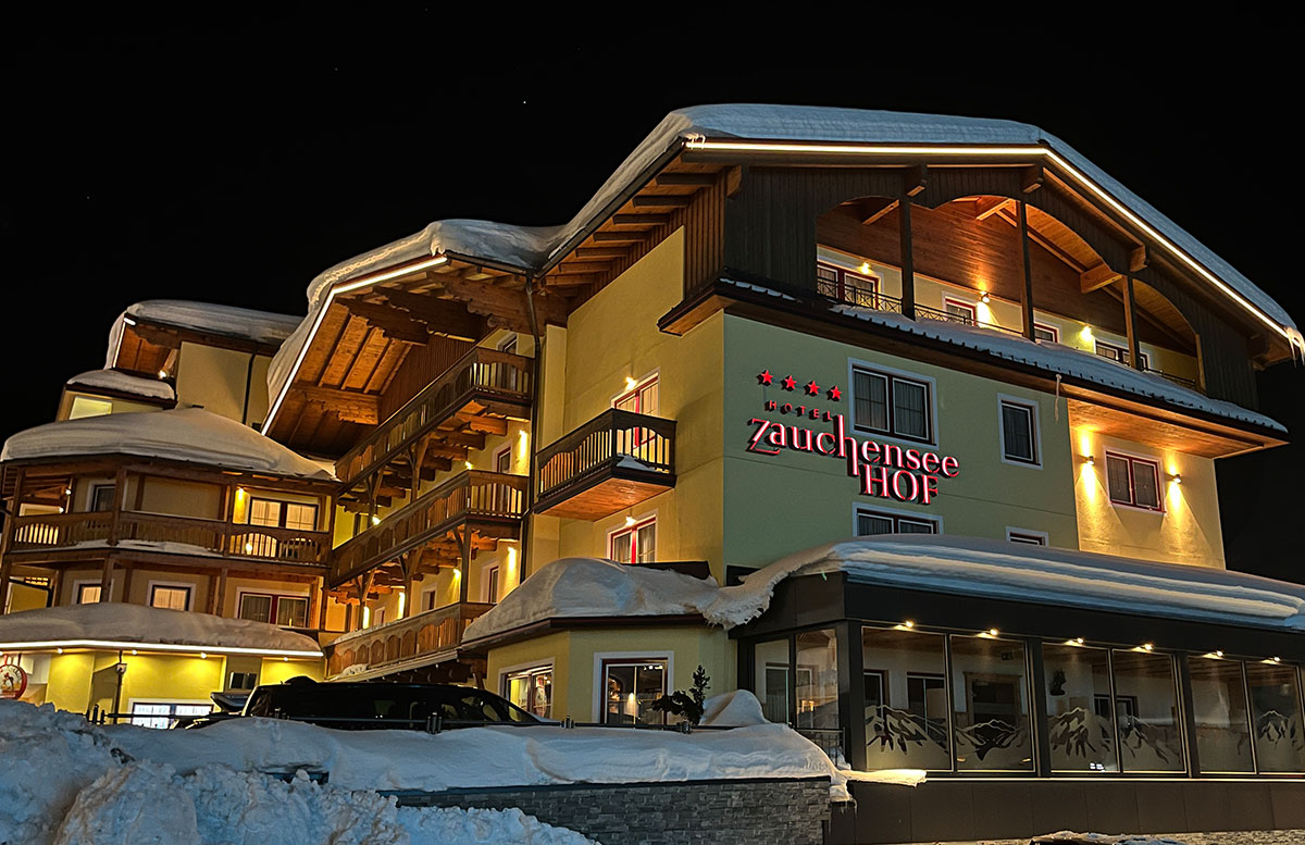 Walchhofers-Familienhotel-Zauchenseehof-hotel-bei-nacht