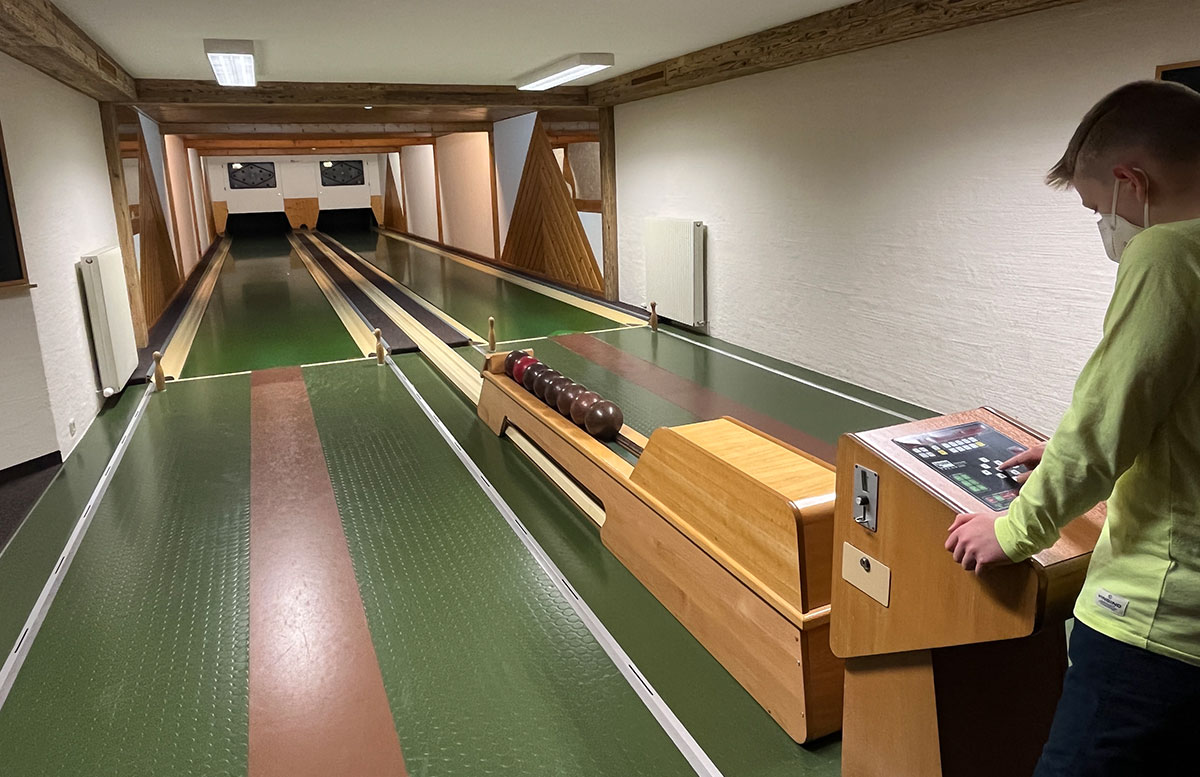 Walchhofers-Familienhotel-Zauchenseehof--kegelbahn