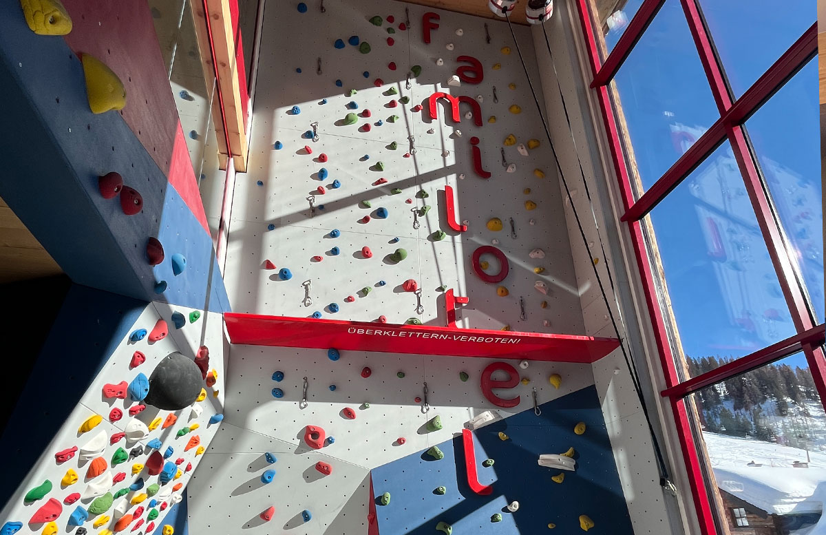Walchhofers-Familienhotel-Zauchenseehof-kletterwand-2