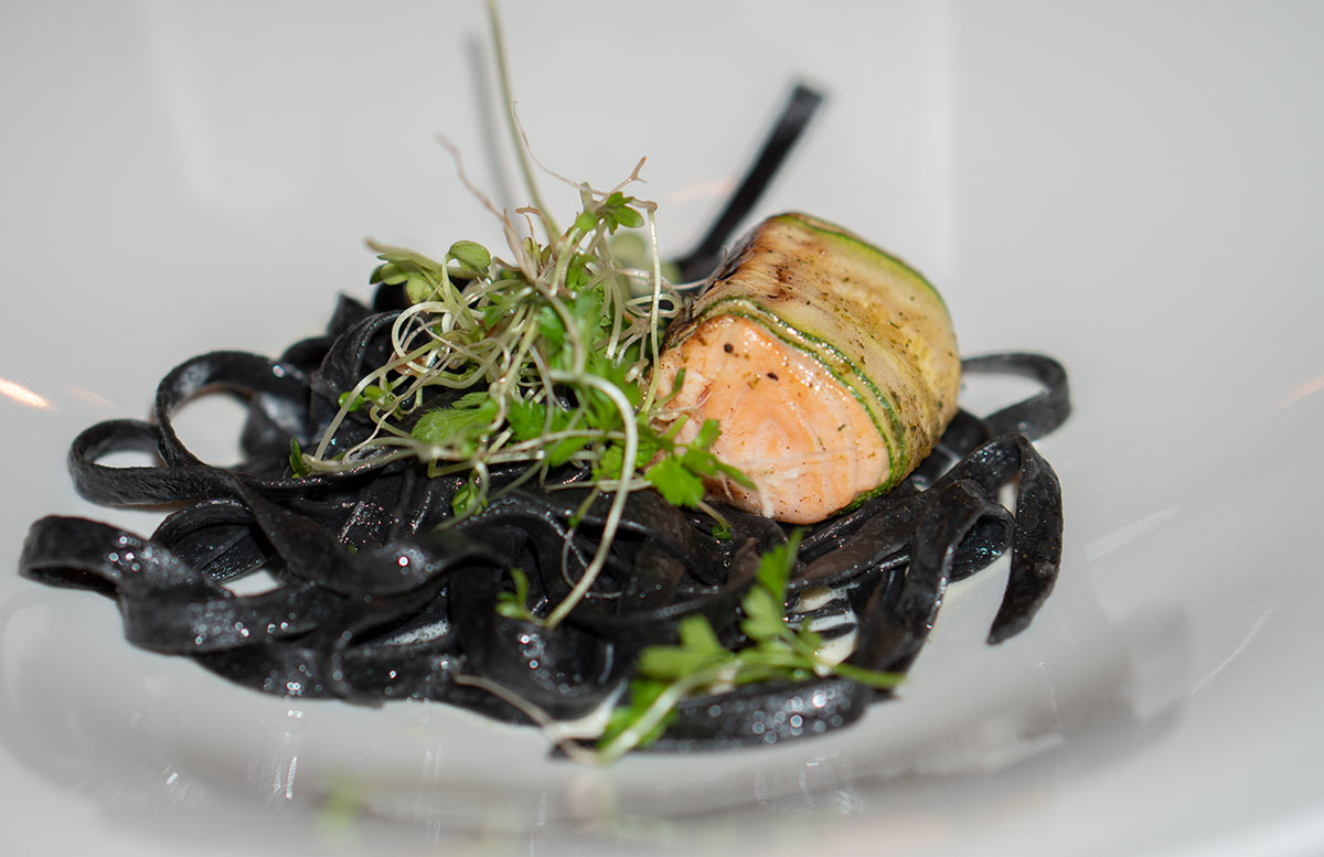 Walchhofers-Familienhotel-Zauchenseehof-lachs-nudeln