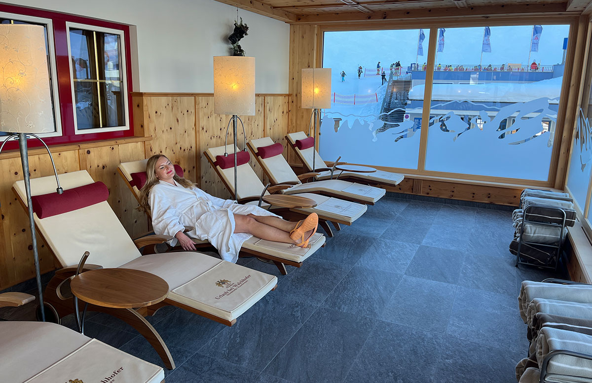 Walchhofers-Familienhotel-Zauchenseehof-vicky-auf-liege