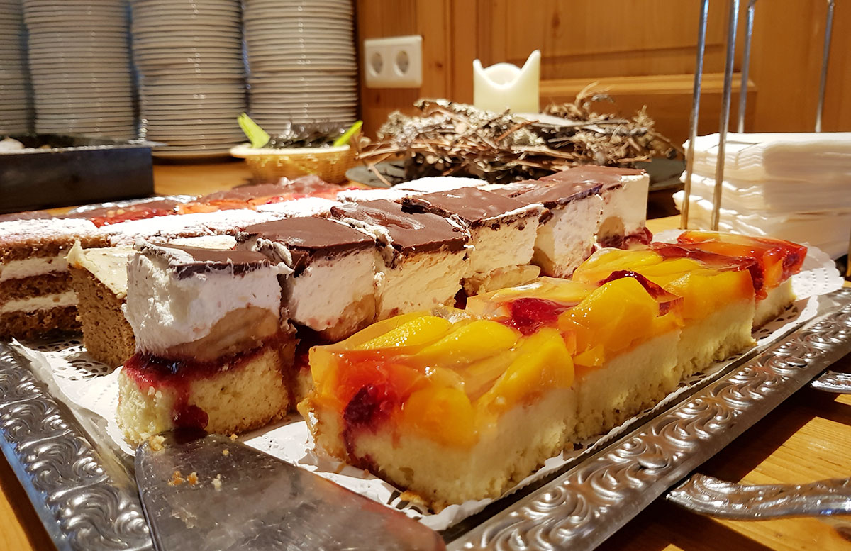 Walchhofer's Hotel Alpenhof in Filzmoos stube essen kuchenbuffet
