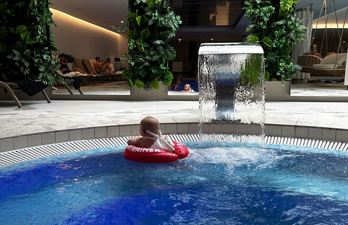 Waldbaden-und-Wellnessurlaub-im-Fagus-Hotel-Sopron-pool-lilly