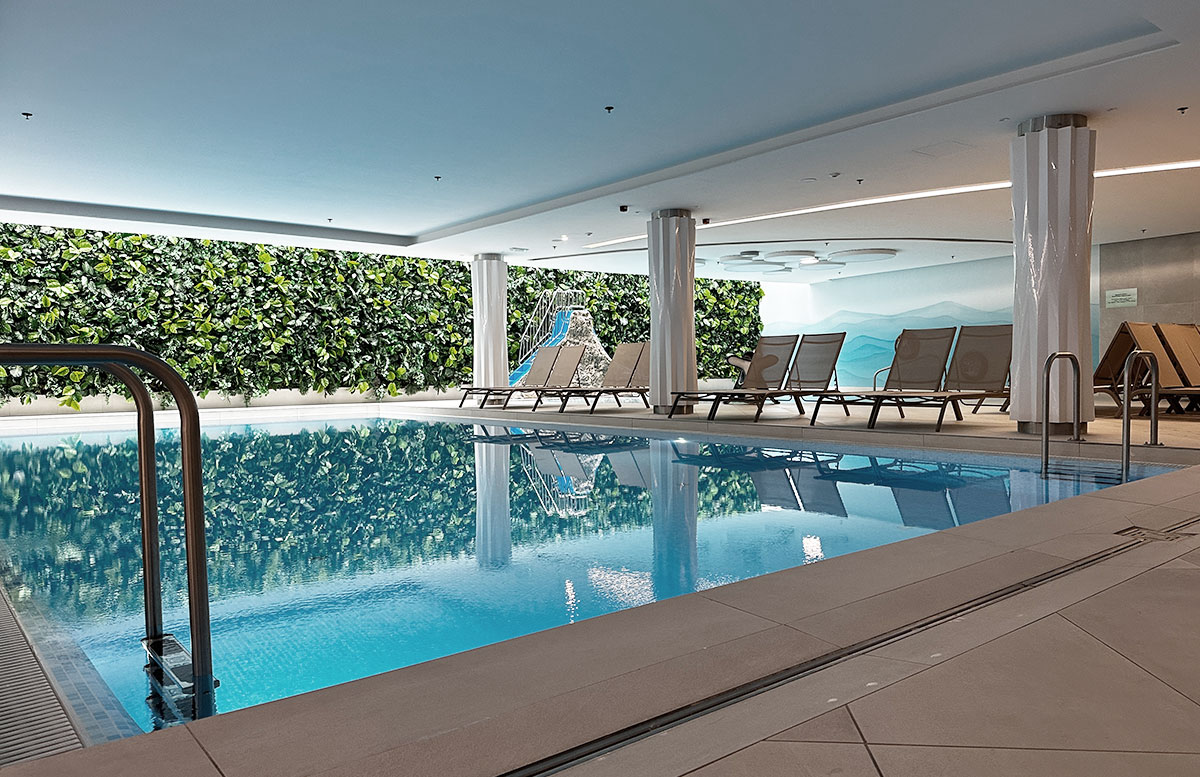 Waldbaden-und-Wellnessurlaub-im-Fagus-Hotel-Sopron-pool-seitlich