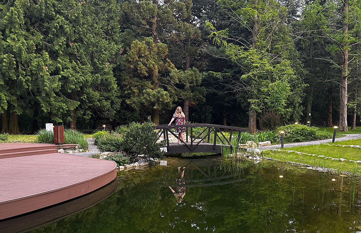 Waldbaden-und-Wellnessurlaub-im-Fagus-Hotel-Sopron-vicky-auf-brücke