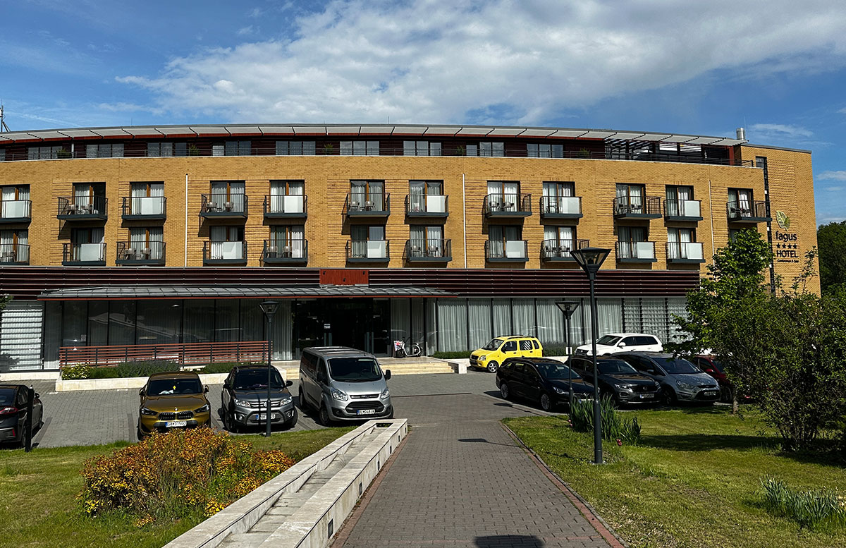 Waldbaden-und-Wellnessurlaub-im-Fagus-Hotel-Sopron-von-aussen