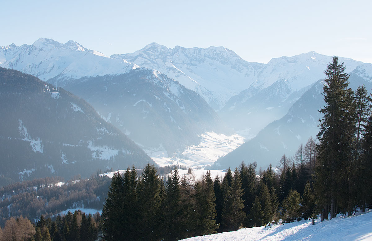 Wanderung-zur-Sattelbergalm-und-zum-Haubenlokal-Pumafalle-bergeralm-blick-ins-tal