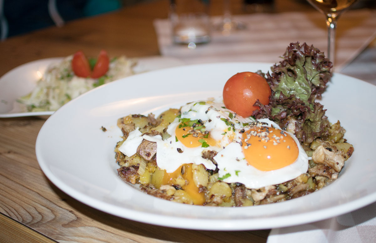 Wanderung zur Sattelbergalm und zum Haubenlokal Pumafalle tiroler gröstl