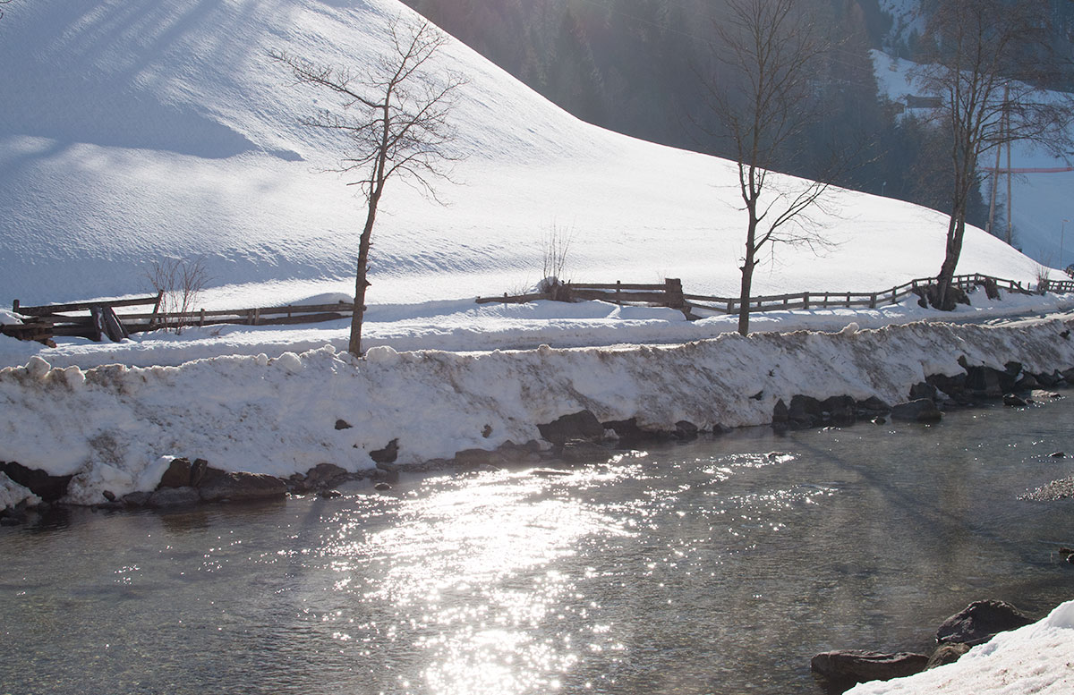 Wanderung-zur-Sattelbergalm-und-zum-Haubenlokal-Pumafalle-wasser-im-gschnitztal