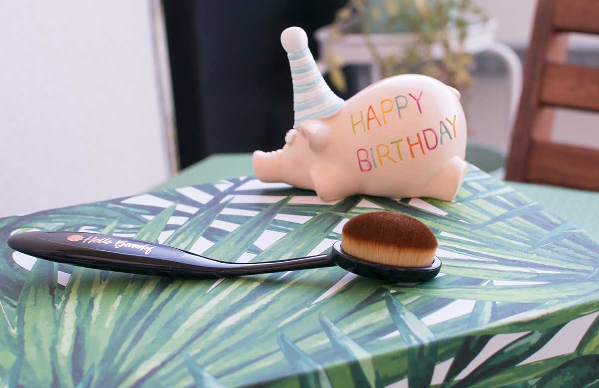 We are Glossybox Edition August hello beauty oval brush