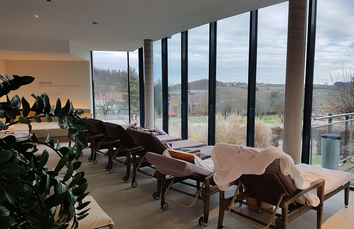 Wellness- und Thermenhotel Stoiser in Loipersdorf saunabereich outdoor sauna liegen Wellness--und-Thermenhotel-Stoiser-in-Loipersdorf-liegen-im-wellness-bereich