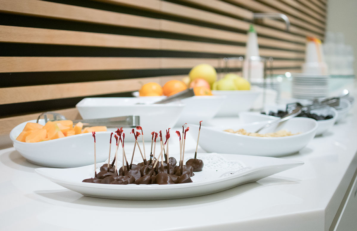 Wellness- und Thermenhotel Stoiser in Loipersdorf saunabereich schokofrüchte Wellness--und-Thermenhotel-Stoiser-in-Loipersdorf-obstspieße-wellness-bereich