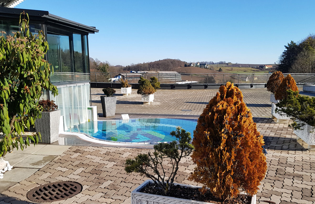 Wellness- und Thermenhotel Stoiser in Loipersdorf outdoor pool