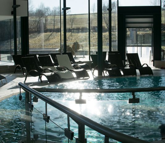 Wellness- und Thermenhotel Stoiser in Loipersdorf Wellness--und-Thermenhotel-Stoiser-in-Loipersdorf-poolbereich