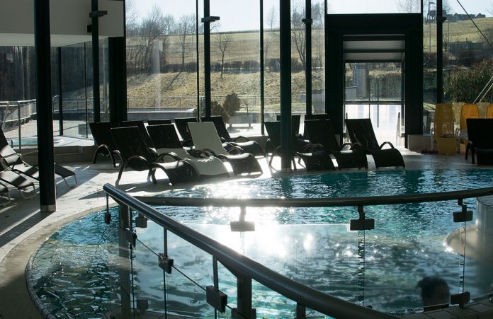 Wellness- und Thermenhotel Stoiser in Loipersdorf Wellness--und-Thermenhotel-Stoiser-in-Loipersdorf-poolbereich