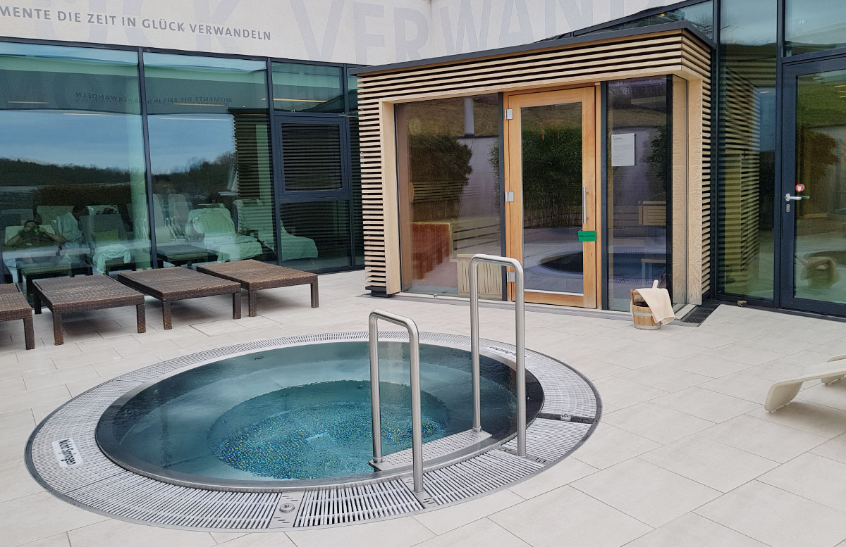 Wellness- und Thermenhotel Stoiser in Loipersdorf saunabereich outdoor sauna Wellness- und Thermenhotel Stoiser in Loipersdorf saunabereich outdoor sauna