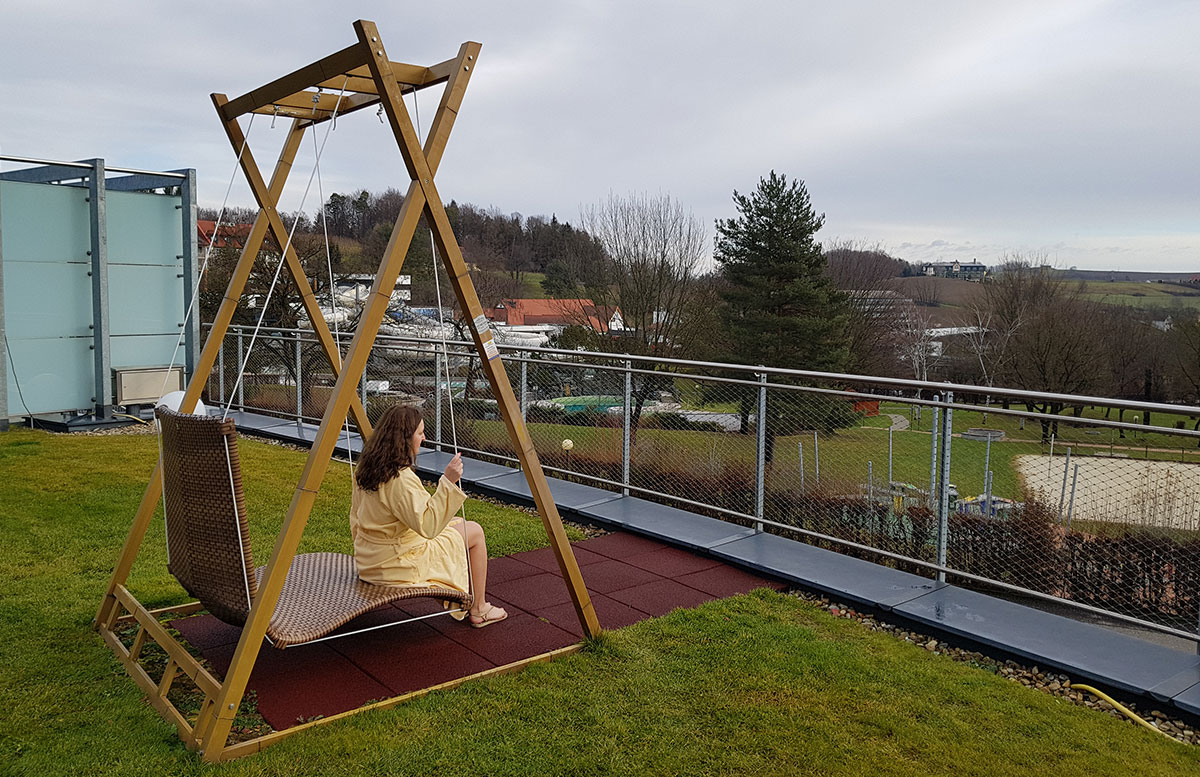 Wellness--und-Thermenhotel-Stoiser-in-Loipersdorf-schaukel-outdoor