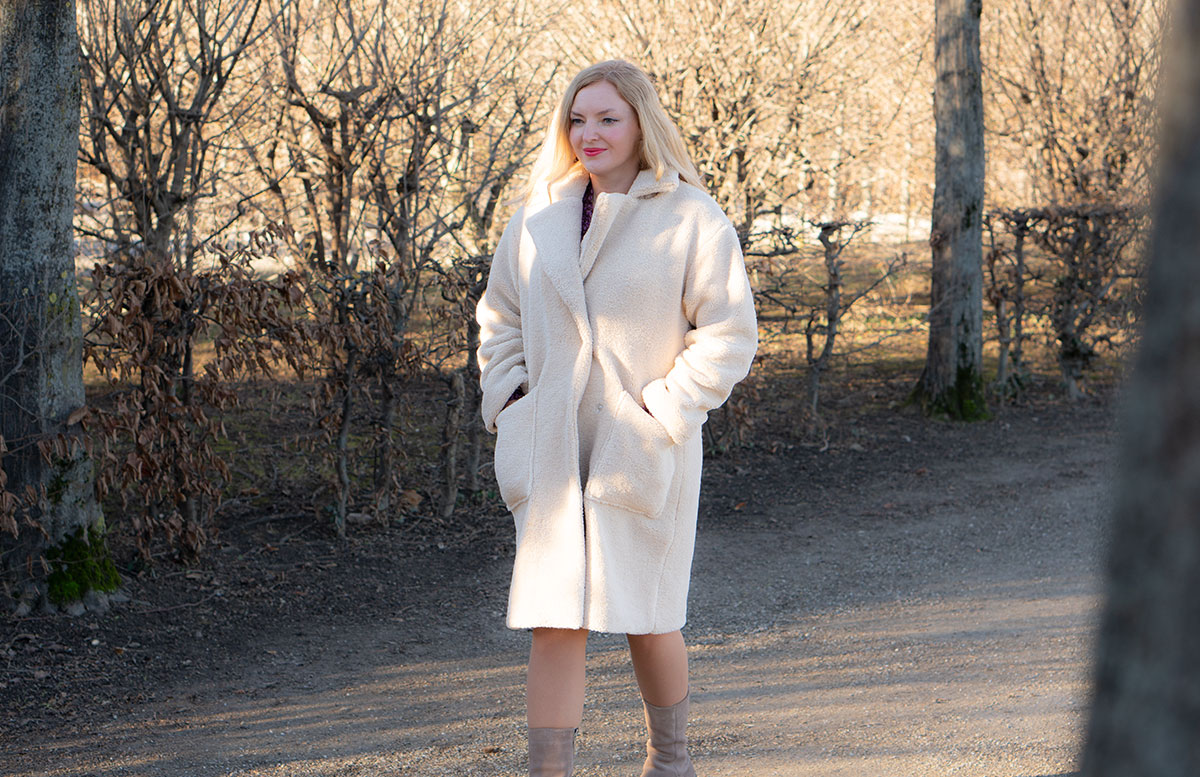 Winter-Trend-2022-Teddy-Mantel-und-Chelsea-Boots-baum-detail