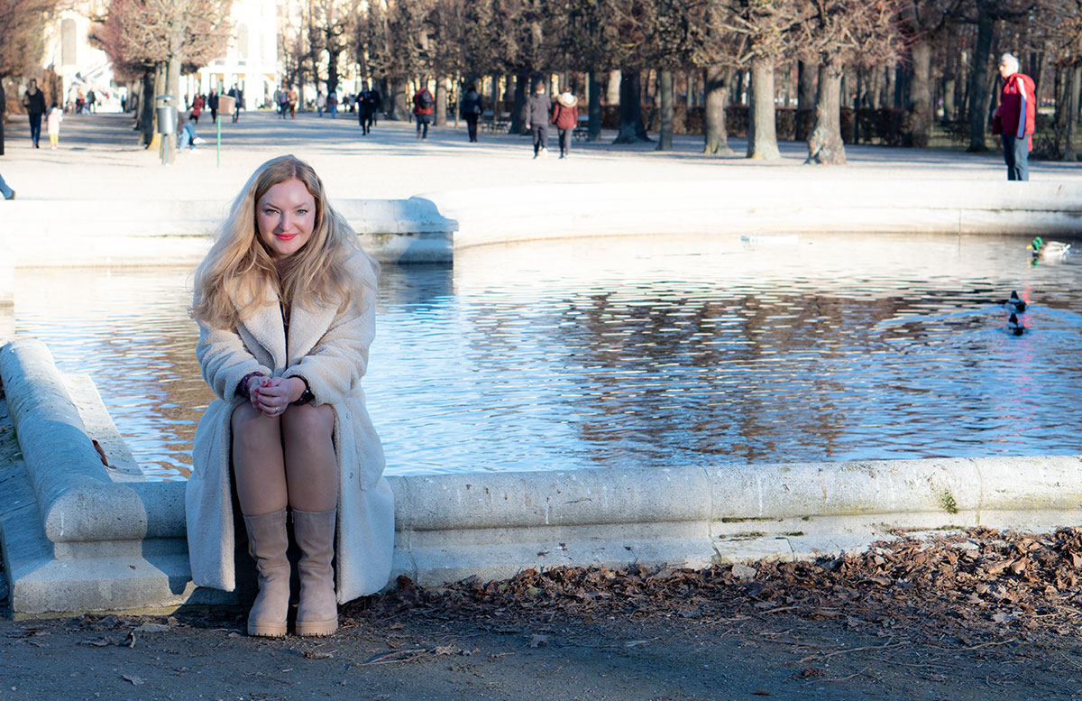 Winter-Trend-2022-Teddy-Mantel-und-Chelsea-Boots-beim-brunnen