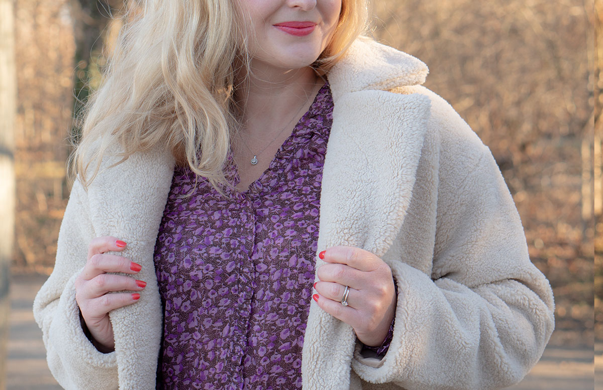 Winter-Trend-2022-Teddy-Mantel-und-Chelsea-Boots-detail-hände