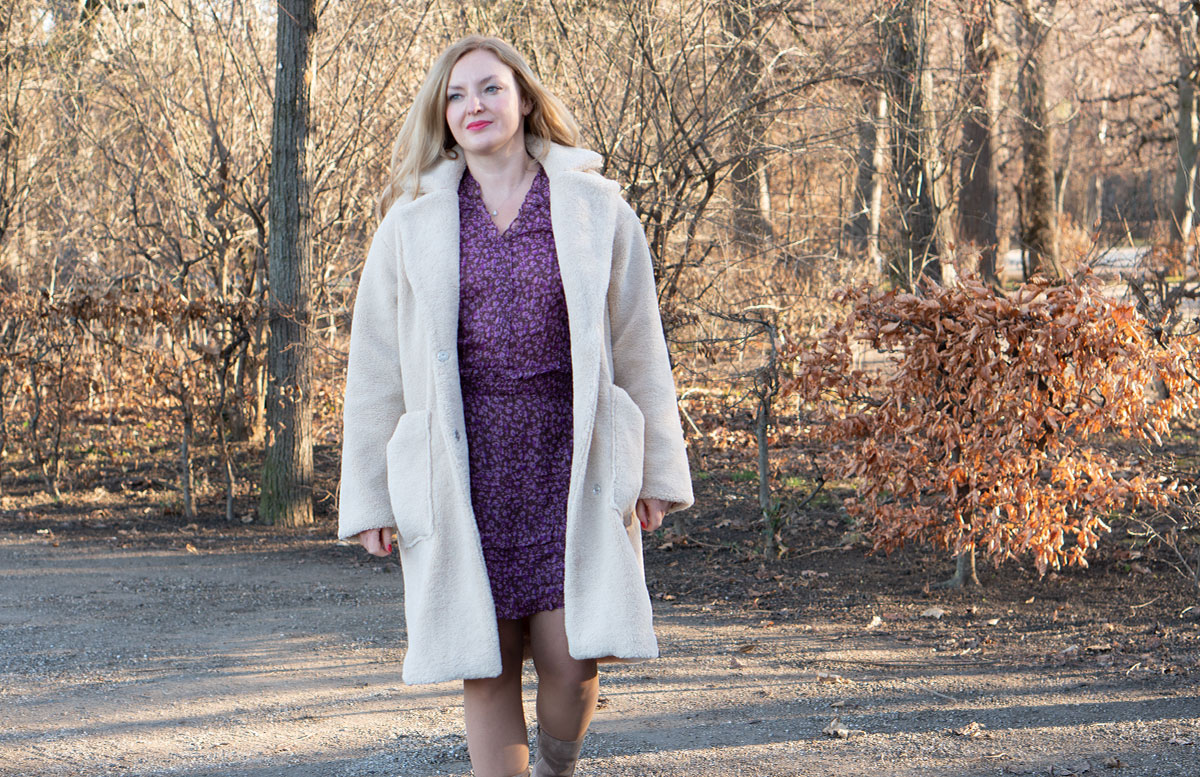 Winter-Trend-2022-Teddy-Mantel-und-Chelsea-Boots-ernst-schauend