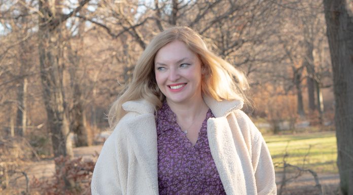 Winter Trend 2022: Teddy Mantel und Chelsea-Boots Winter-Trend-2022-Teddy-Mantel-und-Chelsea-Boots-fliegendes-haar