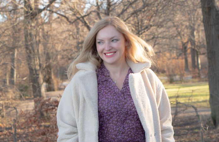 Winter Trend 2022: Teddy Mantel und Chelsea-Boots Winter-Trend-2022-Teddy-Mantel-und-Chelsea-Boots-fliegendes-haar